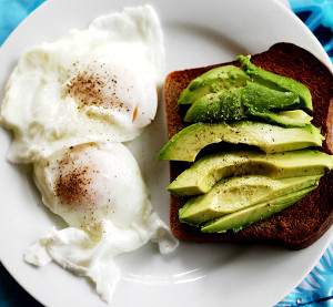 Avocado mit Brot und Ei