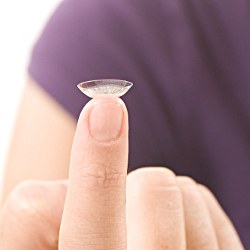 Kontaktlinse auf dem Finger