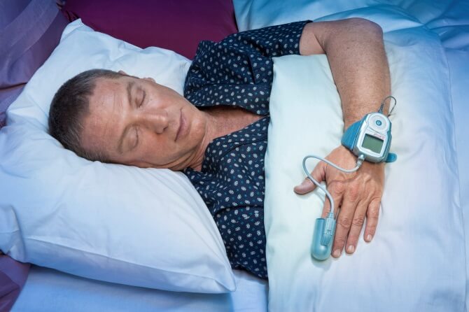 Schlafender Patient mit mobilem Schlaflabor