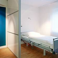 Praxisklinik Dr. Dannemann Zimmer mit Bett